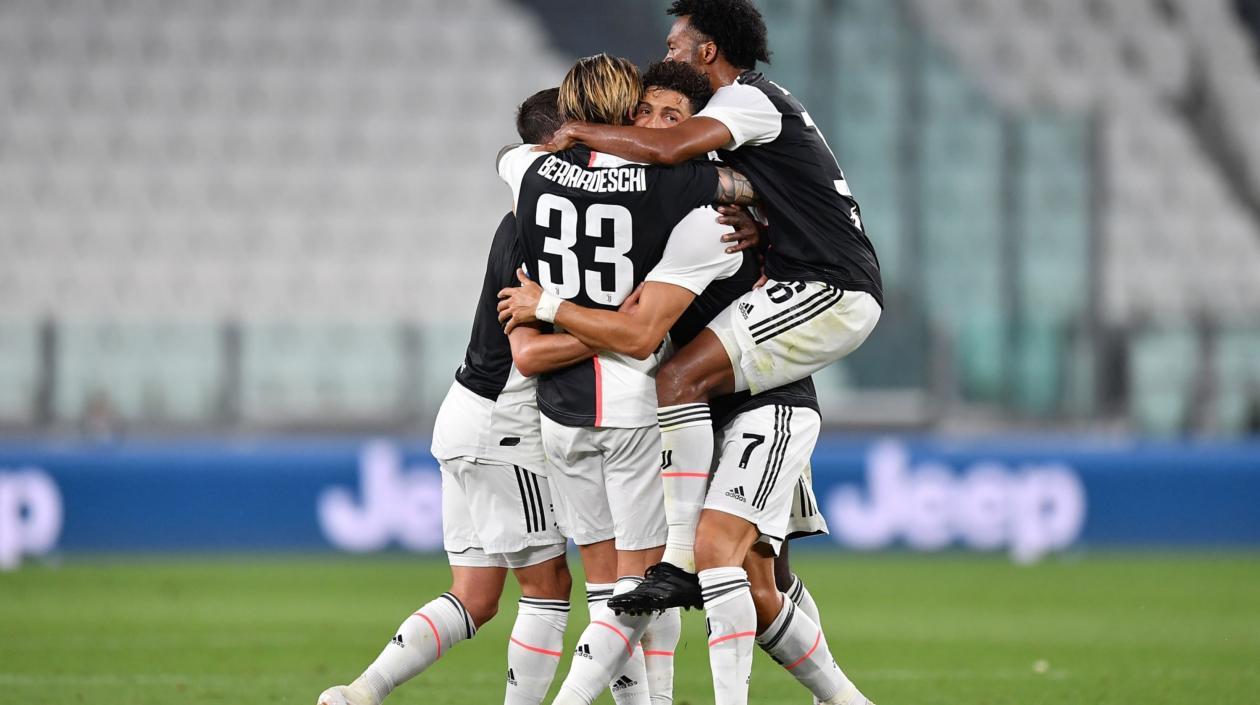 Celebración de Juan Guillermo Cuadrado con sus compañeros.