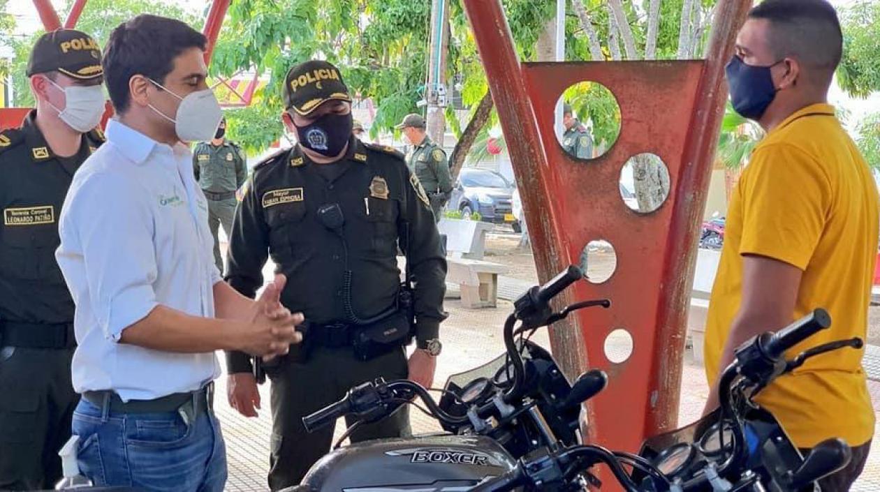 El Secretario del Interior, Carlos Peña Berdugo, entregando la moto a uno de los dueños.