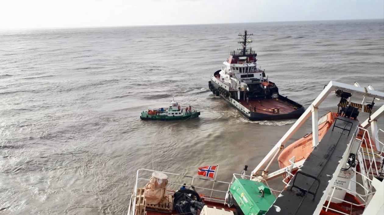 Maniobras para desencallar el buque.