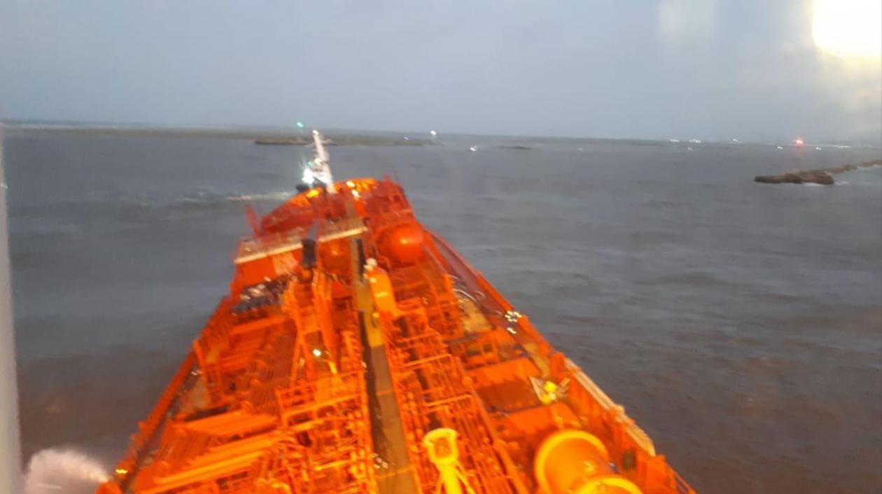 El 'Nordic Wolverine' durante el desencallamiento en la noche de hoy.