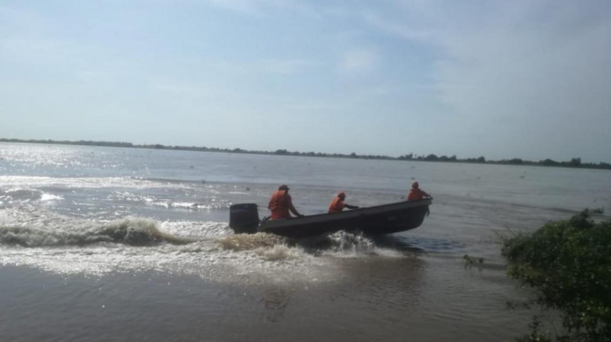 Defensa Civil en el río Magdalena.