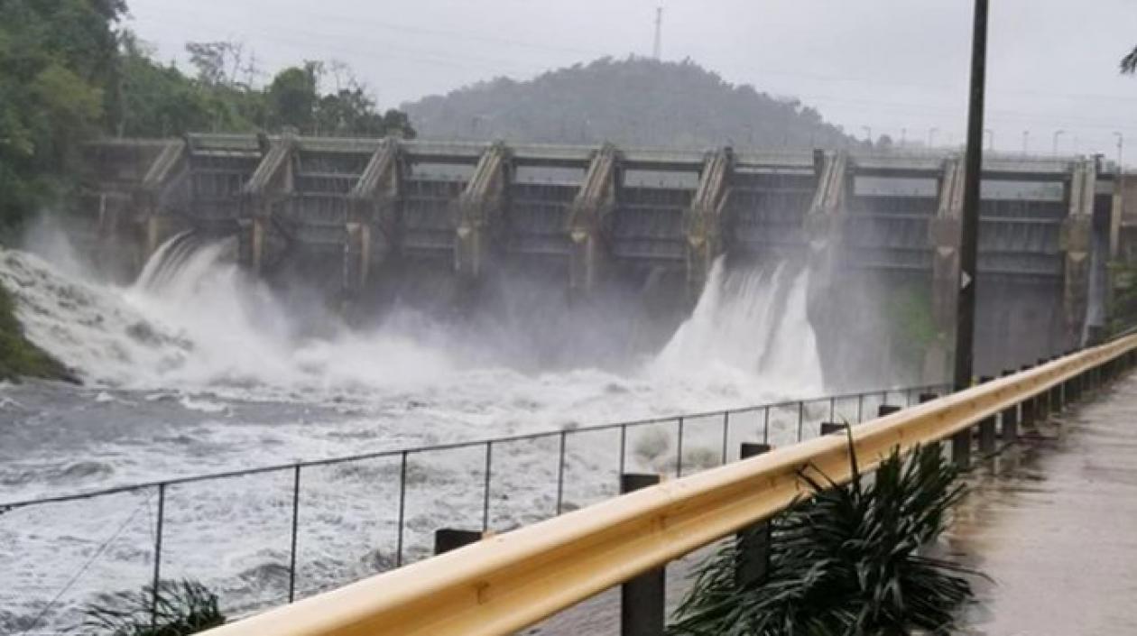 La Autoridad de Acueductos y Alcantarillados de Puerto Rico abrió este jueves las compuertas del embalse de Carraízo.