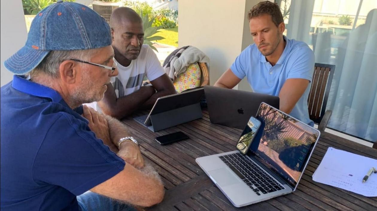 Carlos Queiroz reunido con el asistente técnico principal Océano Cruz y el analista de rendimiento, Joao Peixeiro. 