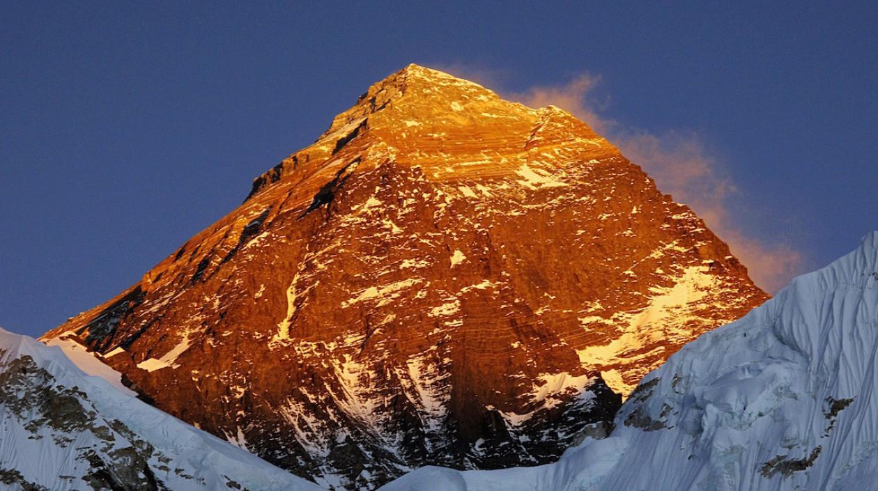 Everest (8.848 m) es la montaña más alta del mundo.