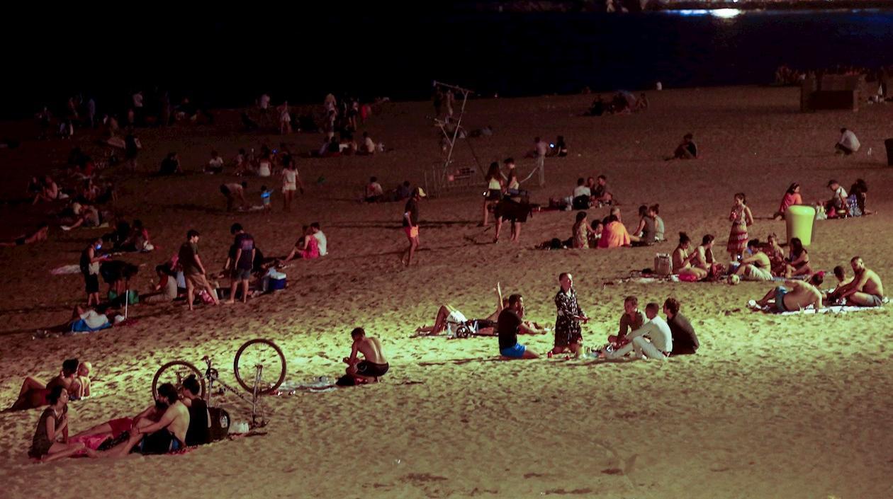 Jóvenes en una playa de Barcelona.