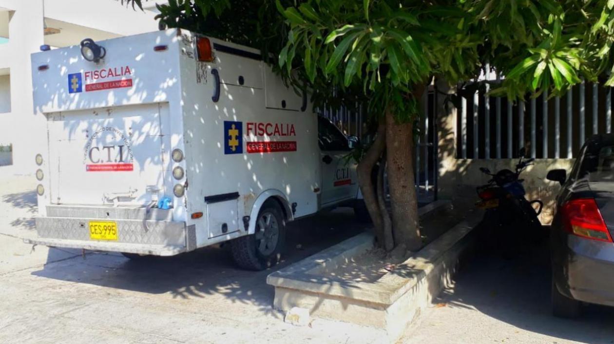 El CTI de la Fiscalía ingresando un cuerpo a Medicina Legal.