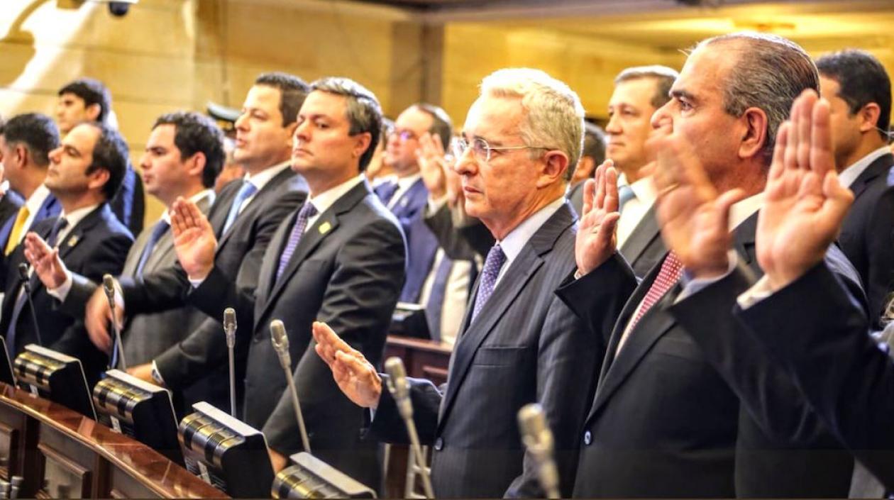 Álvaro Uribe Vélez con la bancada en el Senado.