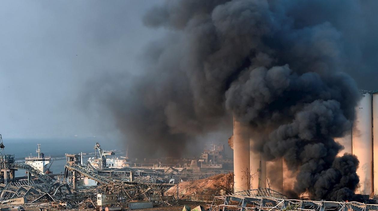 Una gran nube de humo inundia el cielo de Líbano tras una explosión en un almacén de la zona del puerto de Beirut, este martes.