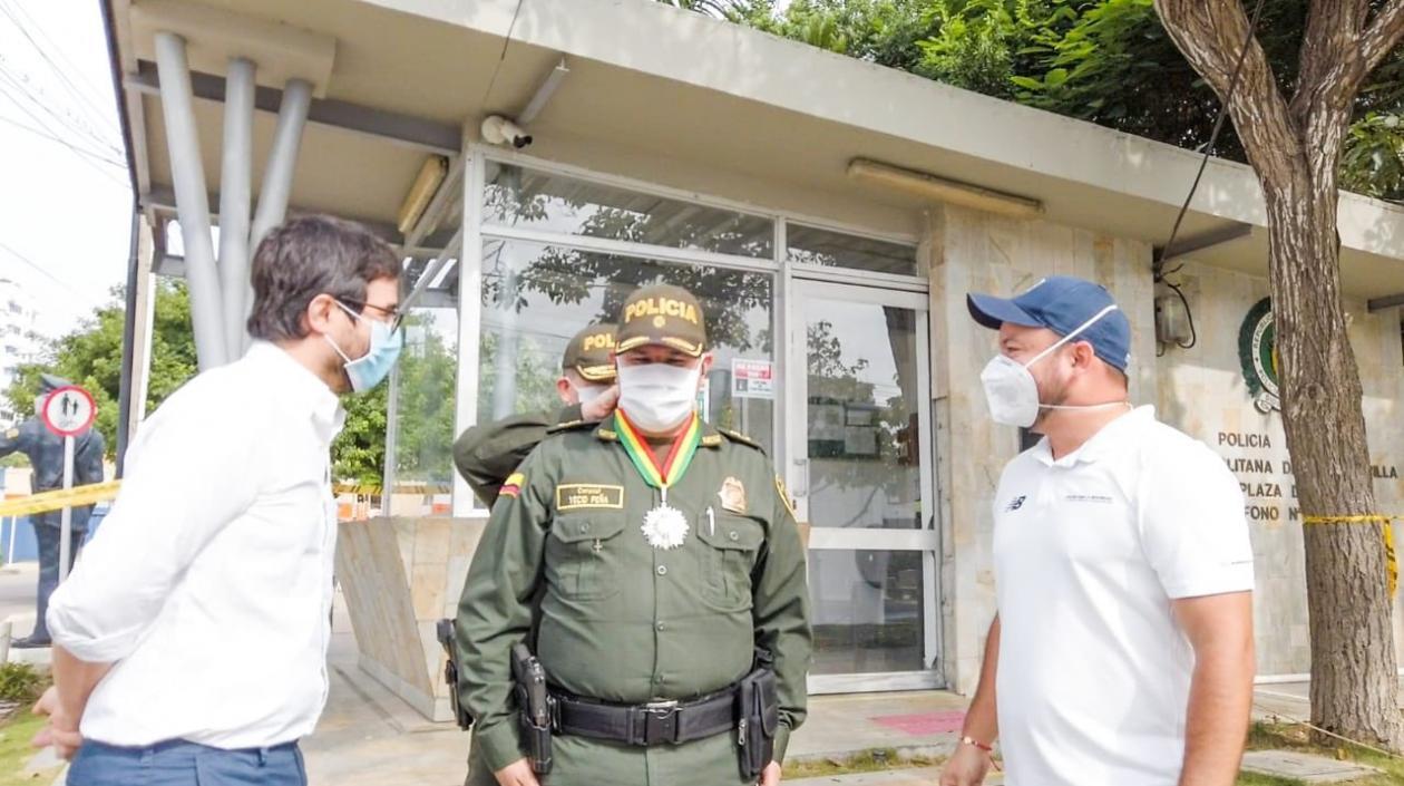 El coronel Yecid Peña cuando recibía la medalla.