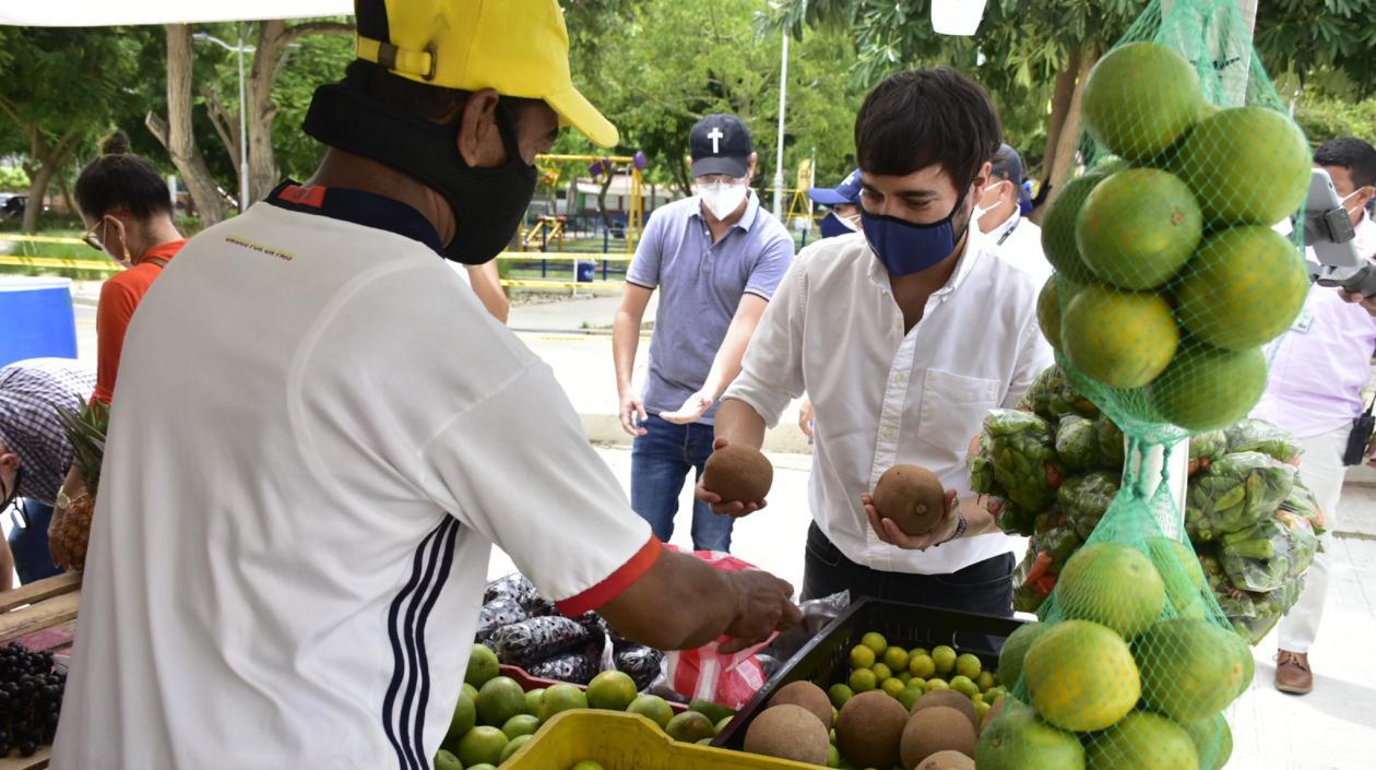 Jaime Pumarejo en el 'Mercado a tu barrio'