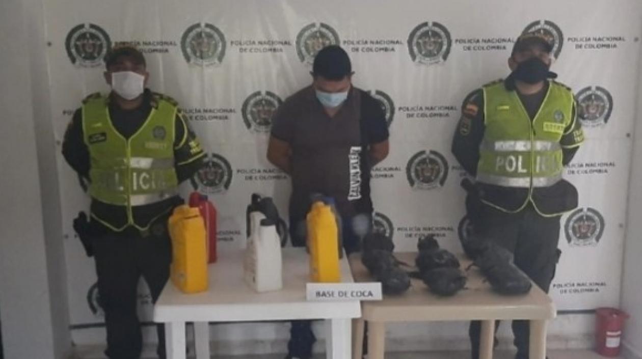 Juan Carlos Arias Angarita tras ser capturado con la droga.