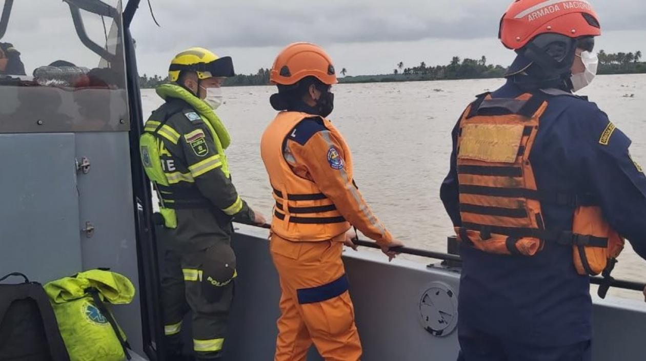 Autoridades en la búsqueda del adolescente.