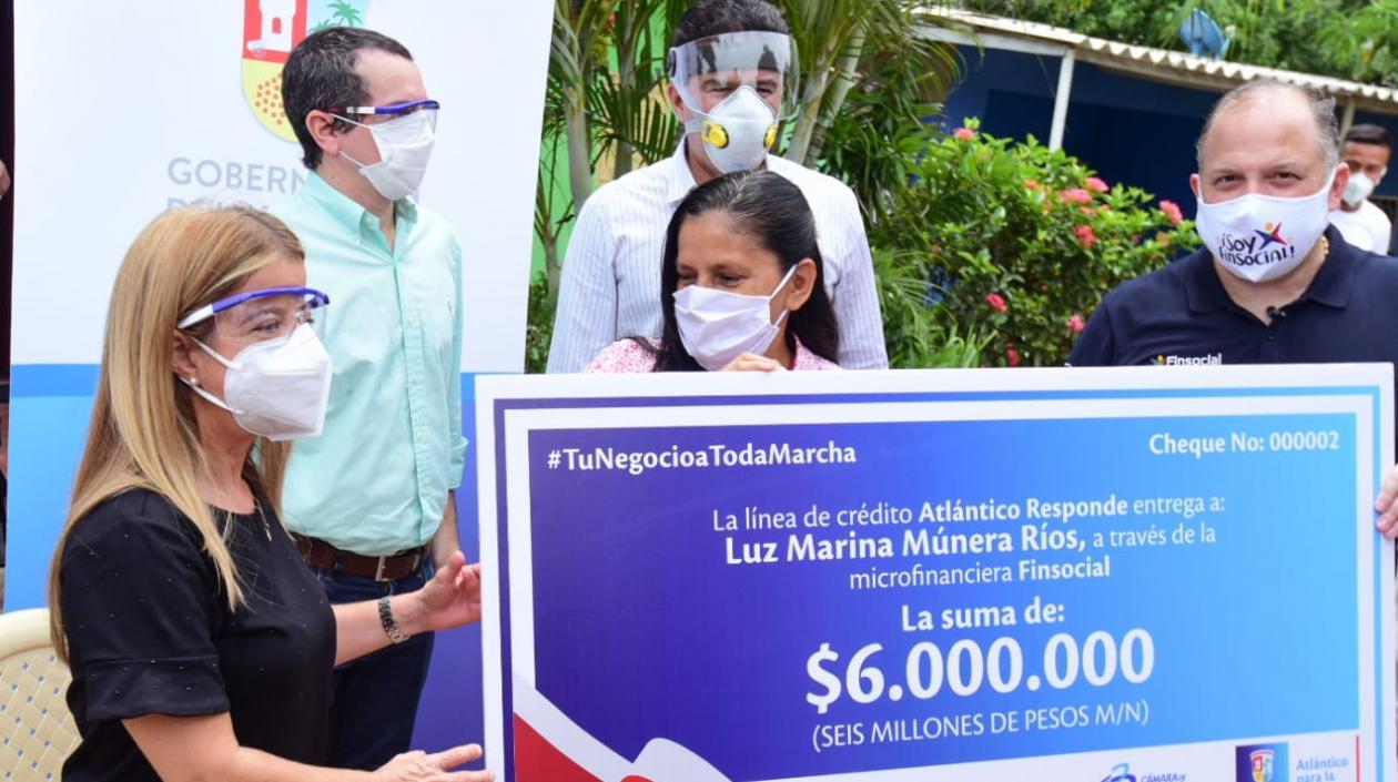 Gobernadora entrega créditos del programa Atlántico Responde