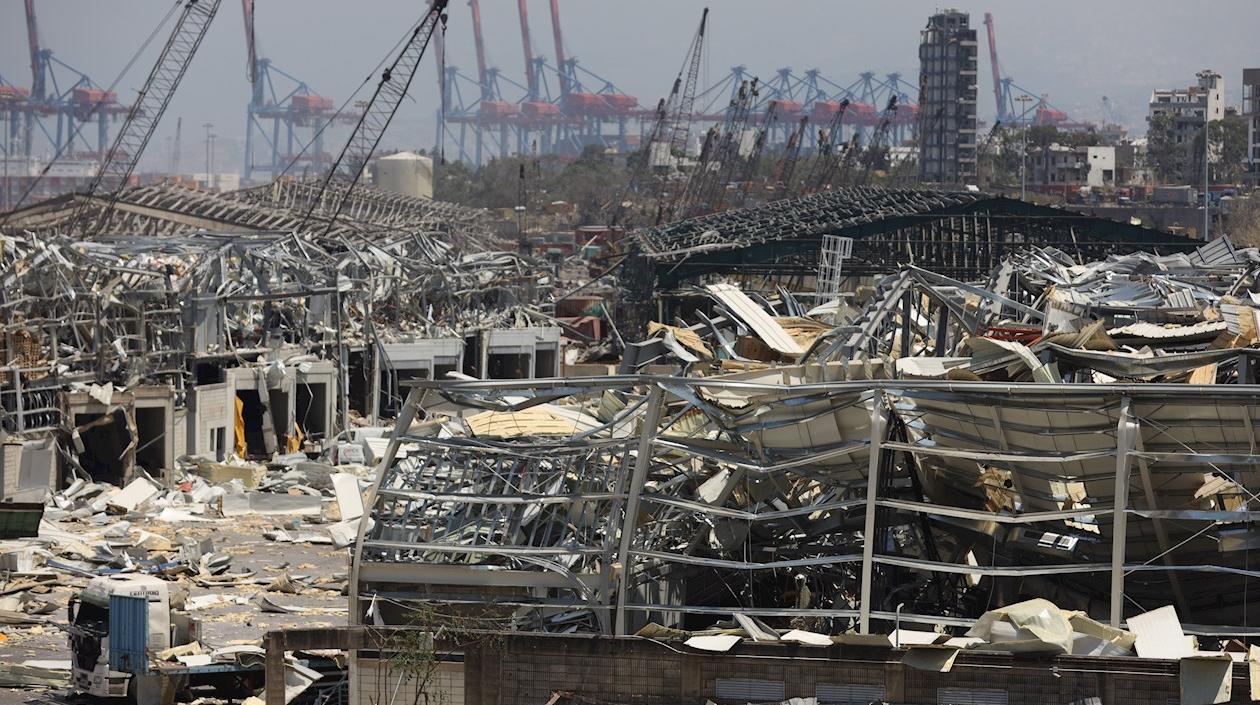 Vista de la destrucción causada en el puerto de Beirut, dos días después de la gran explosión. 