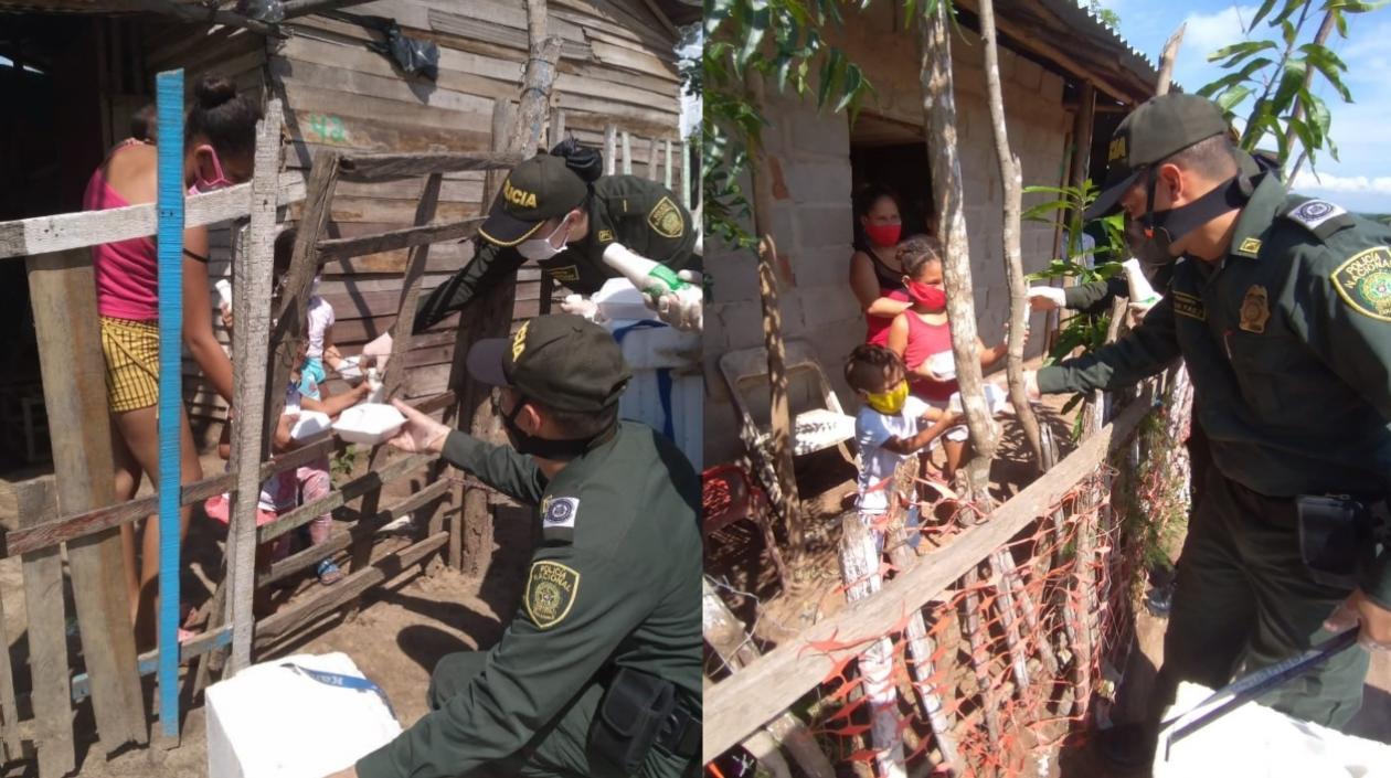 Entrega de desayunos por parte de la Policía.
