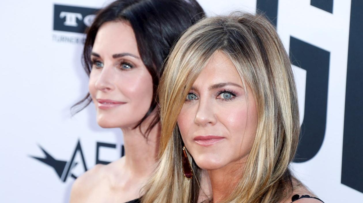 Las actrices estadounidenses Courteney Cox (izq) y Jennifer Aniston, protagonistas de la serie "Friends". 