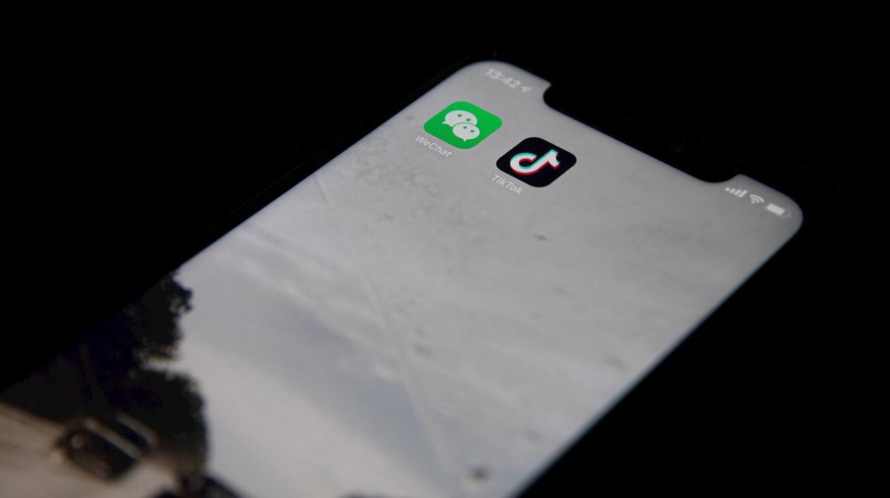 Iconos de las aplicaciones chinas WeChat (i) y TikTok (d).  