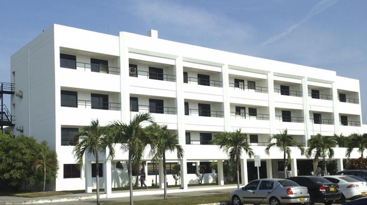 El uniformado herido fue remitido a la Clínica de la Policía.