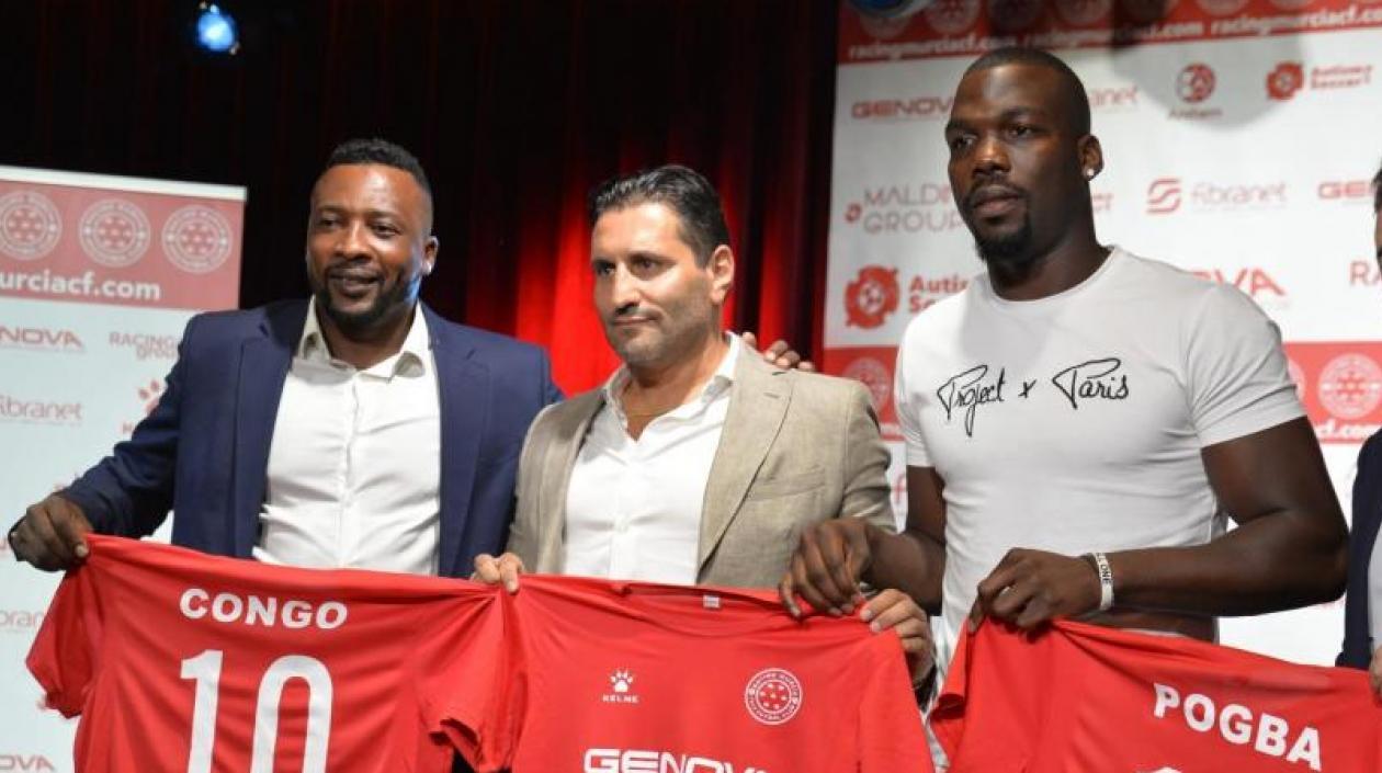 Edwin Congo y compañeros del Racing Murcia.