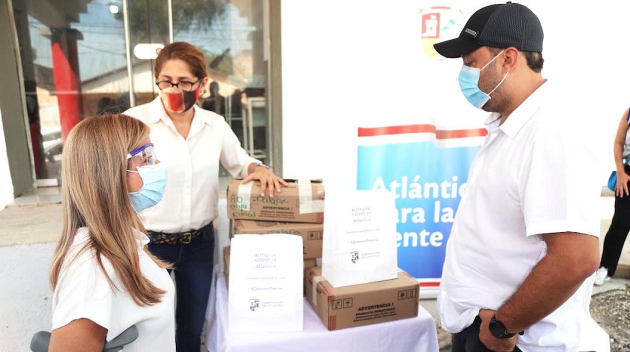 La Gobernadora Elsa Noguera durante la entrega de medicamentos.