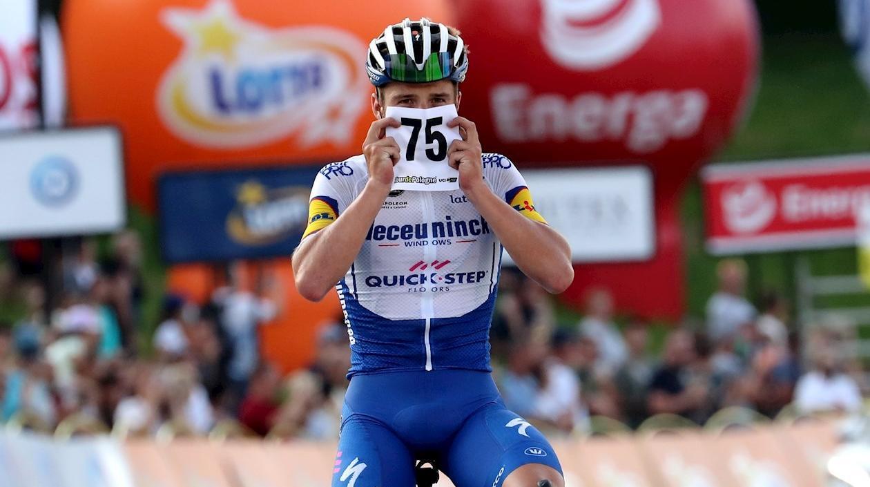 Remco Evenepoel (Deceuninck-Quick-Step)  muestra el 75, el dorsal de su compañero Fabio Jakobsen , al cruzar la meta.