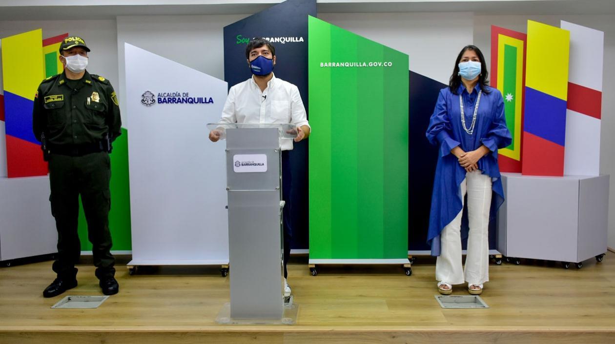 El SubComandante de la Policía de Barranquilla, el Alcalde y la presidenta de Acopi.