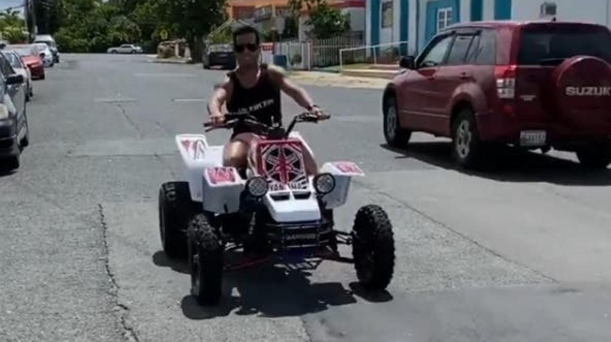 Tito el Bambino conduciendo una cuatrimoto