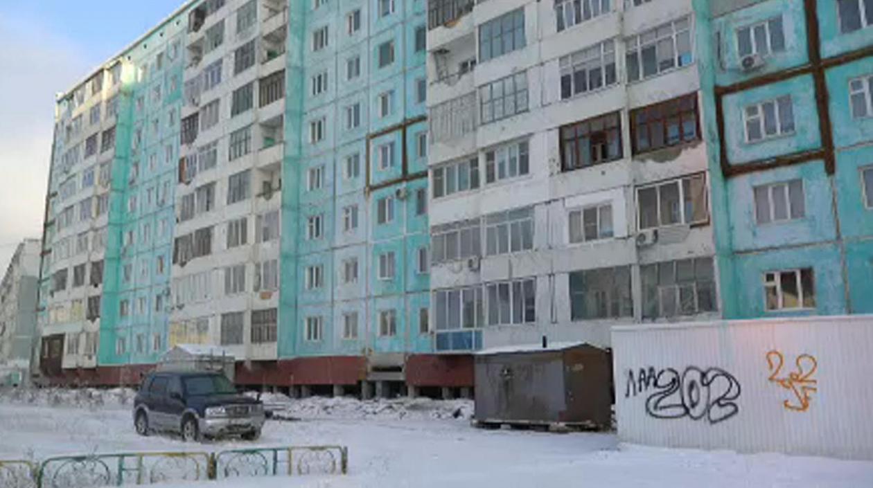 Está construida sobre permafrost, una capa mineral cimentada por el hielo. 