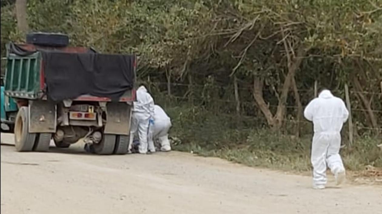 Momento en que las autoridades inspeccionan el cadáver en el lugar del accidente.