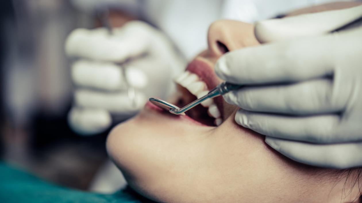 Los servicios dentales están reabriendo paulatinamente en muchas partes del mundo.