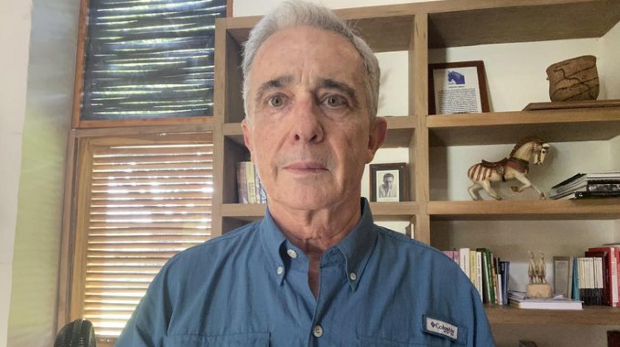 Álvaro Uribe Vélez en una imagen publicada en su cuenta de Twitter.