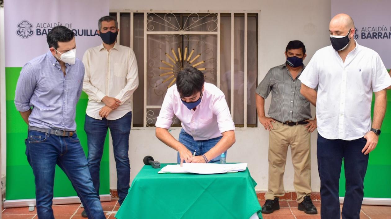 El Alcalde Jaime Pumarejo sancionando el Acuerdo.