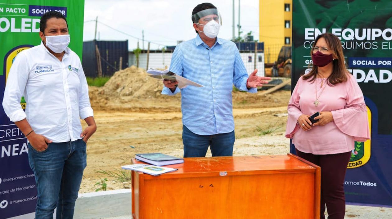 El Alcalde Rodolfo Ucrós, protocolizando la entrega del lote.
