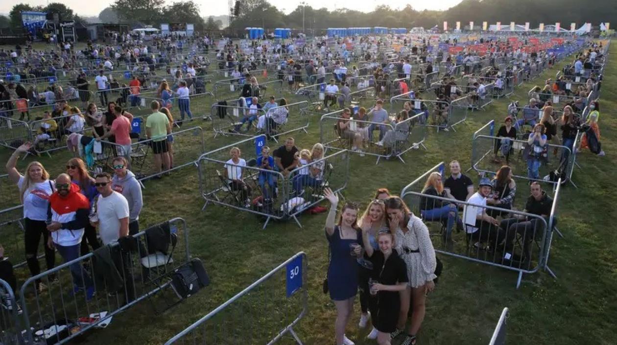 La distancia entre los espectadores.