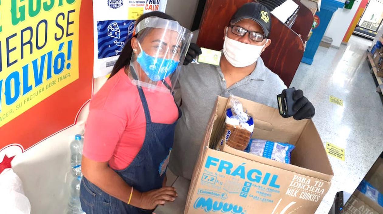 Beneficiarios haciendo efectivos los bonos.