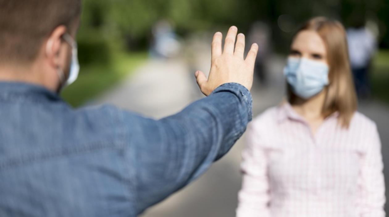 En habitaciones cerradas el distanciamiento de dos metros no parece funcionar cuando alguien tiene coronavirus.