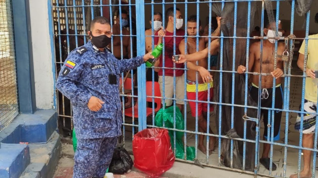 Guardián y presos en la cárcel Modelo de Barranquilla.