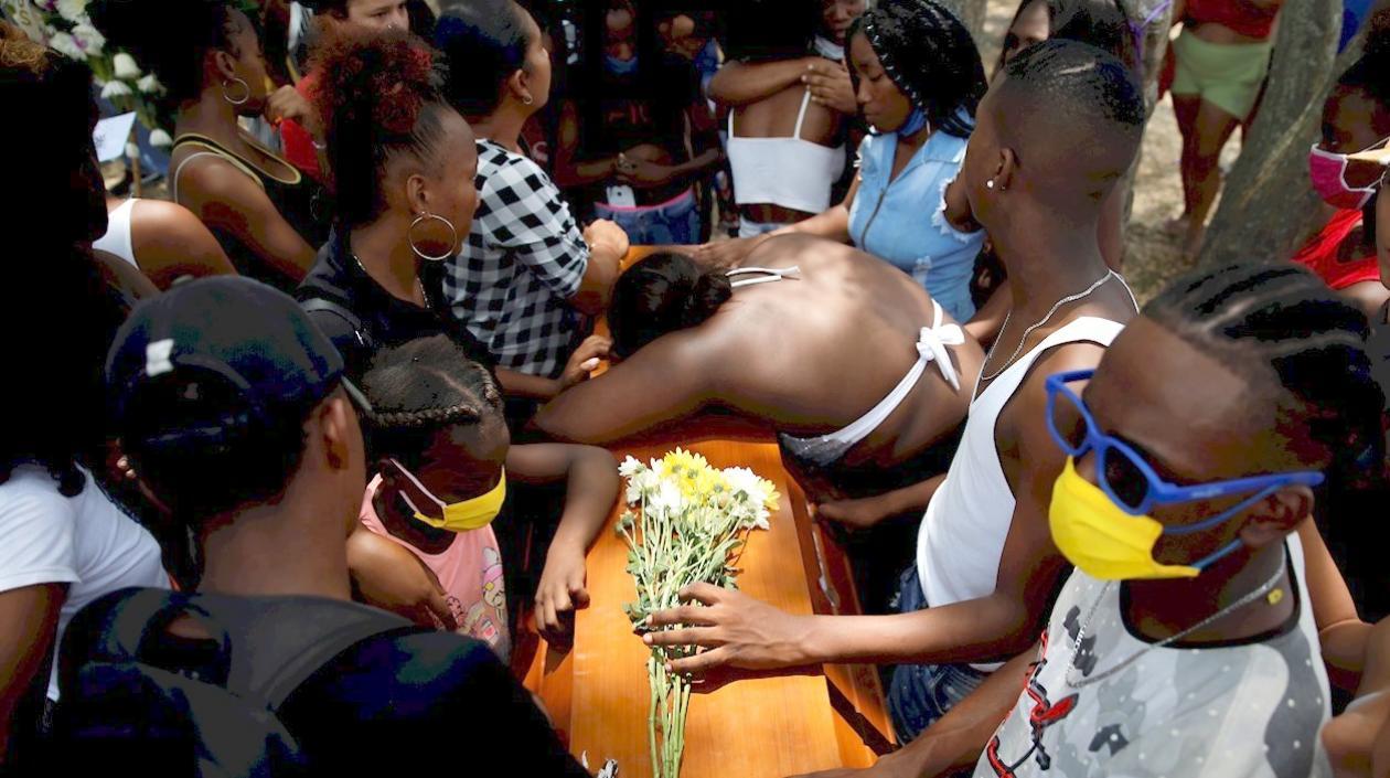 Familiares y vecinos de los adolescentes masacrados acudieron al sepelio conjunto.