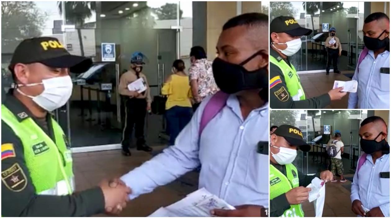 Uno de los uniformados entrega el dinero que dejó olvidado el ciudadano.