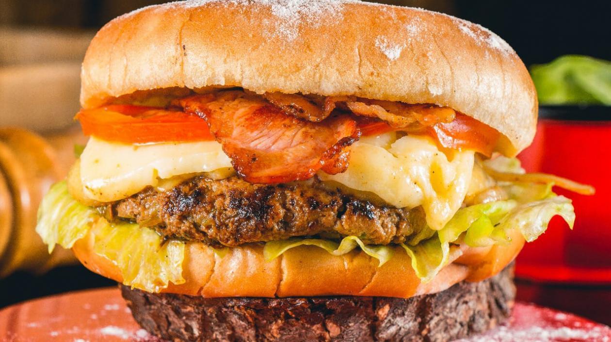 Esta es una de las hamburguesas participantes en el evento gastronómico de Malambo.