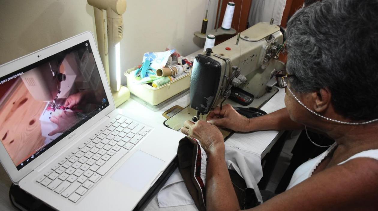 Las mujeres realizan sus cursos desde casa.