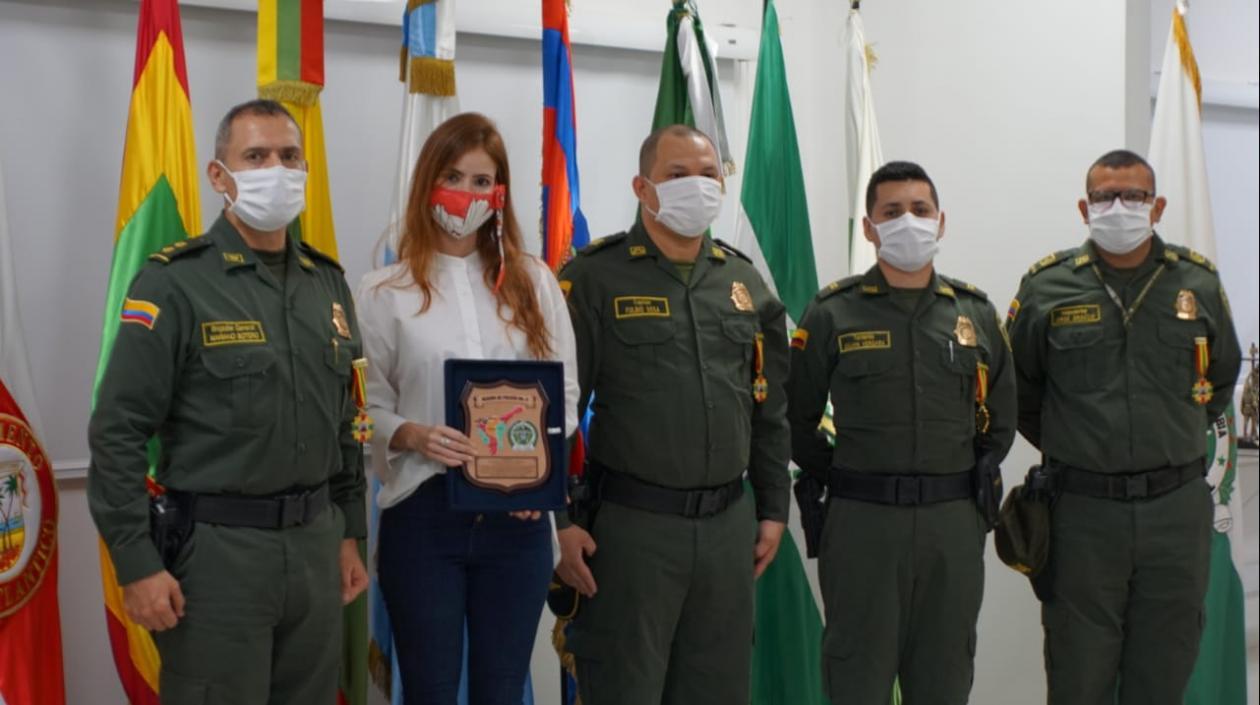 Entrega del reconocimiento a la Primera Dama del Distrito, Silvana Puello, y los tres uniformados condecorados.