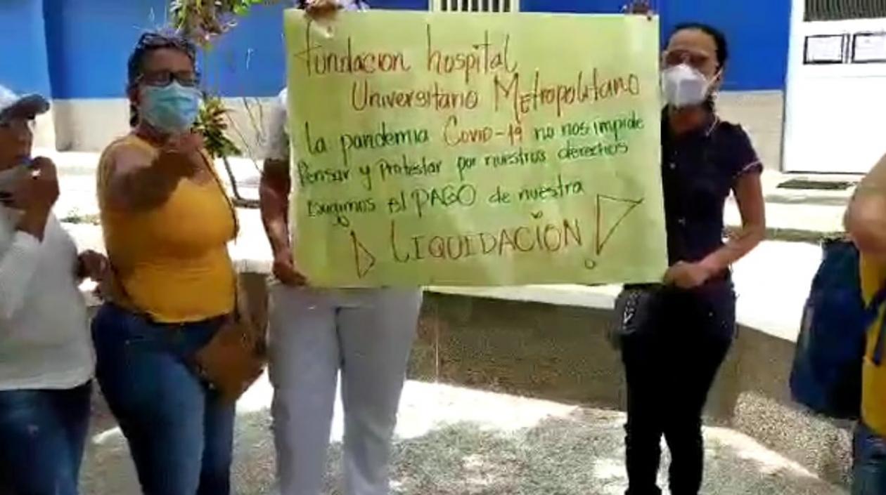 Protesta frente al Hospital Metropolitano.