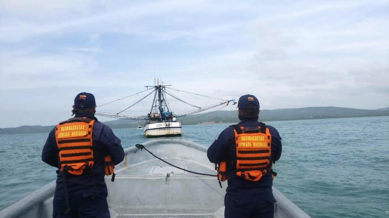Personal de Guardacostas durante la maniobra de asistencia y remolque.