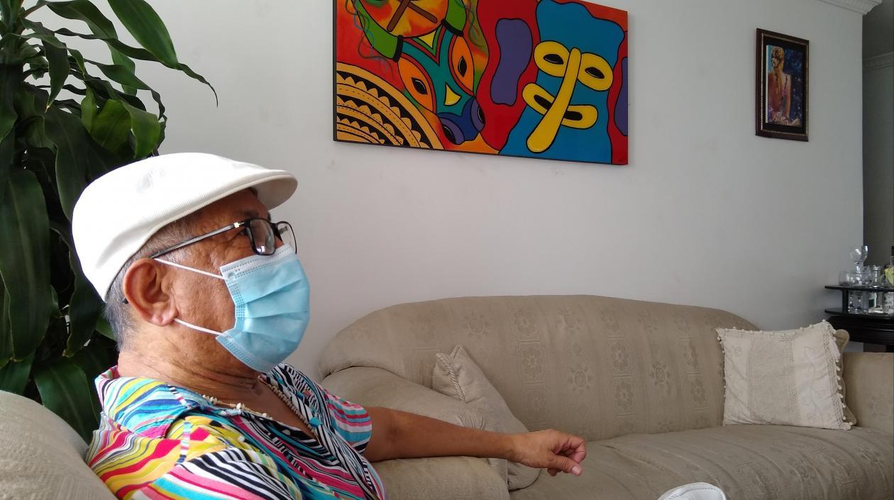 Iván Manjarrés, recuperado de Covid-19 en la sala de su casa.