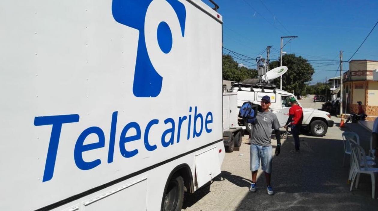 El verdadero personal de Telecaribe haciendo producción.