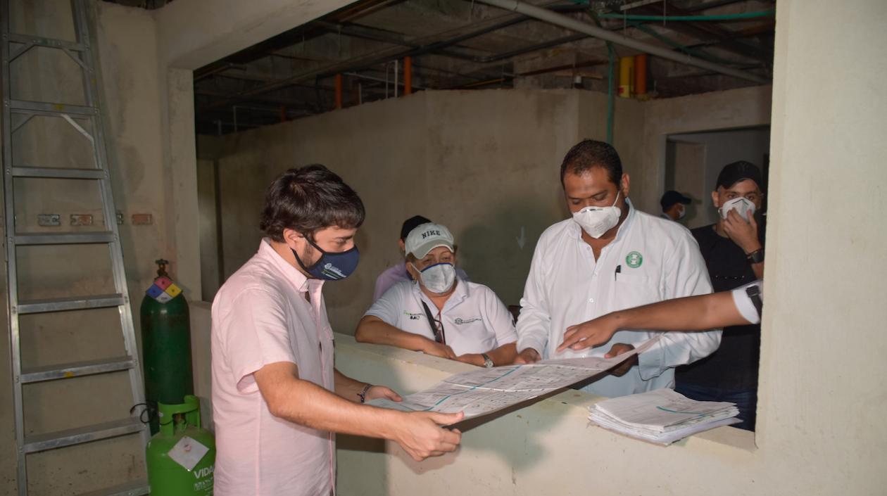 Alcalde observa los planos del Camino Nuevo Barranquilla.