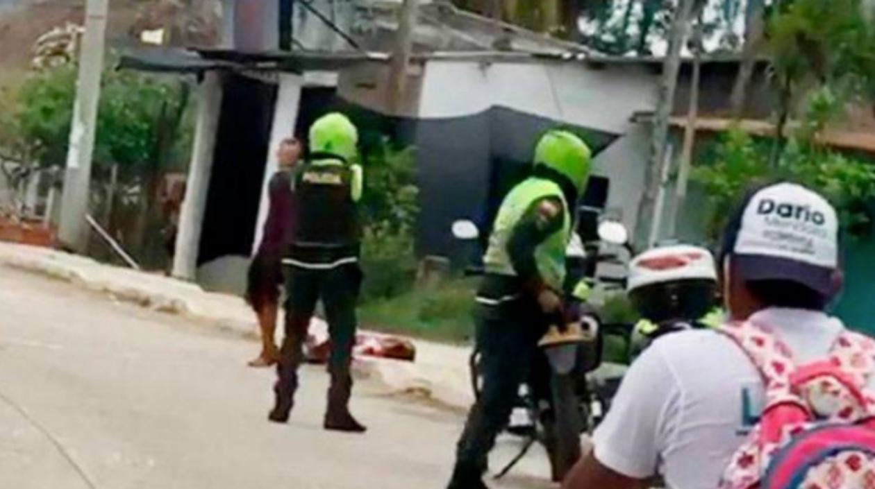 Momento en que el agresor, Julio Hernández Camargo, es reducido por la Policía.