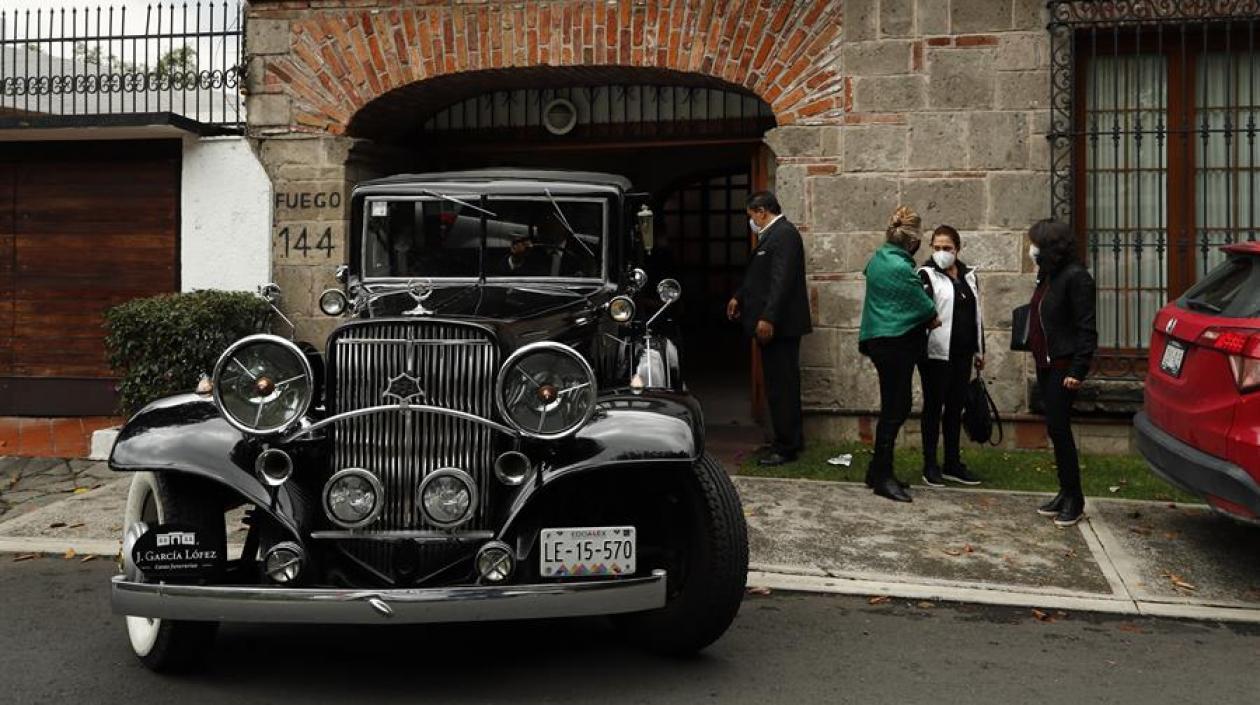 Una carroza fúnebre en lo que fue el domicilio de Mercedes Barcha