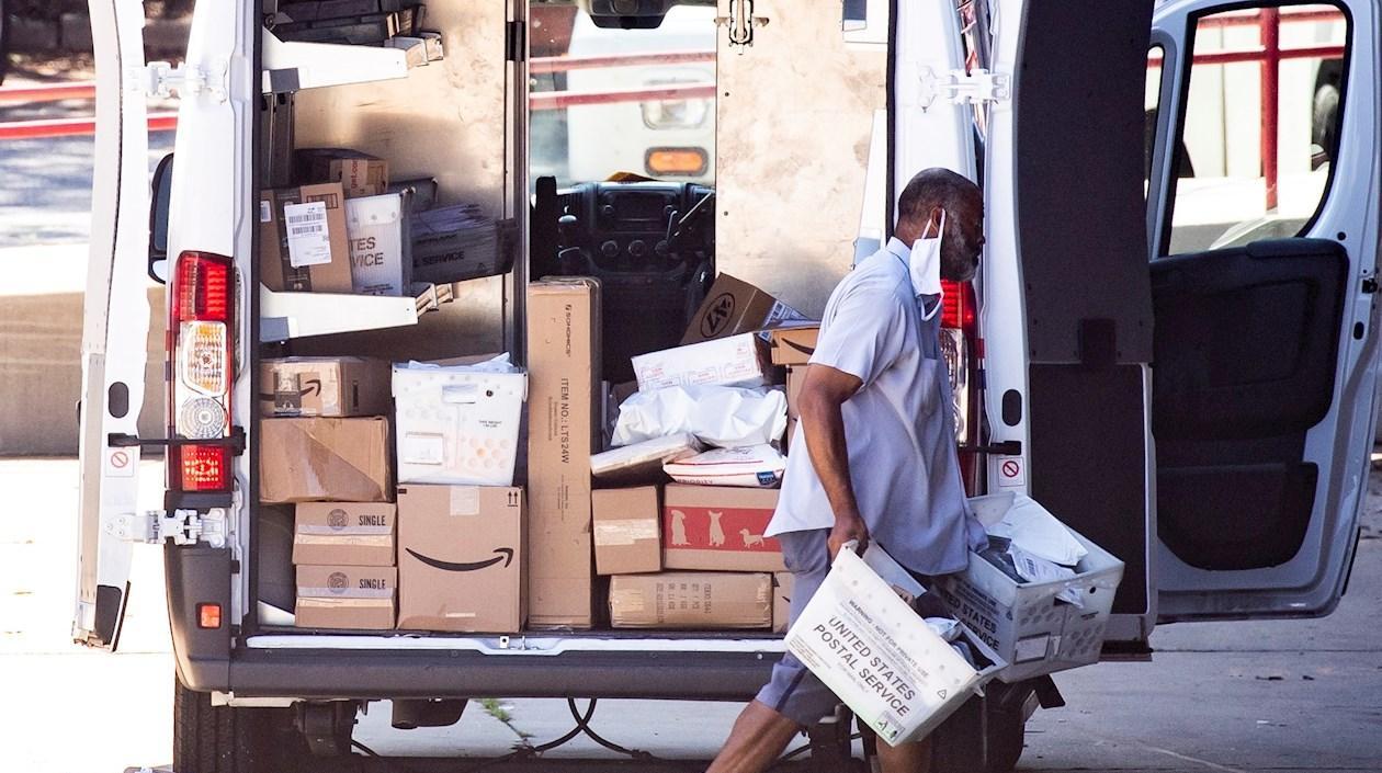 El retraso se debe en parte a un plan de recortes impulsado por el nuevo director del Servicio Postal.